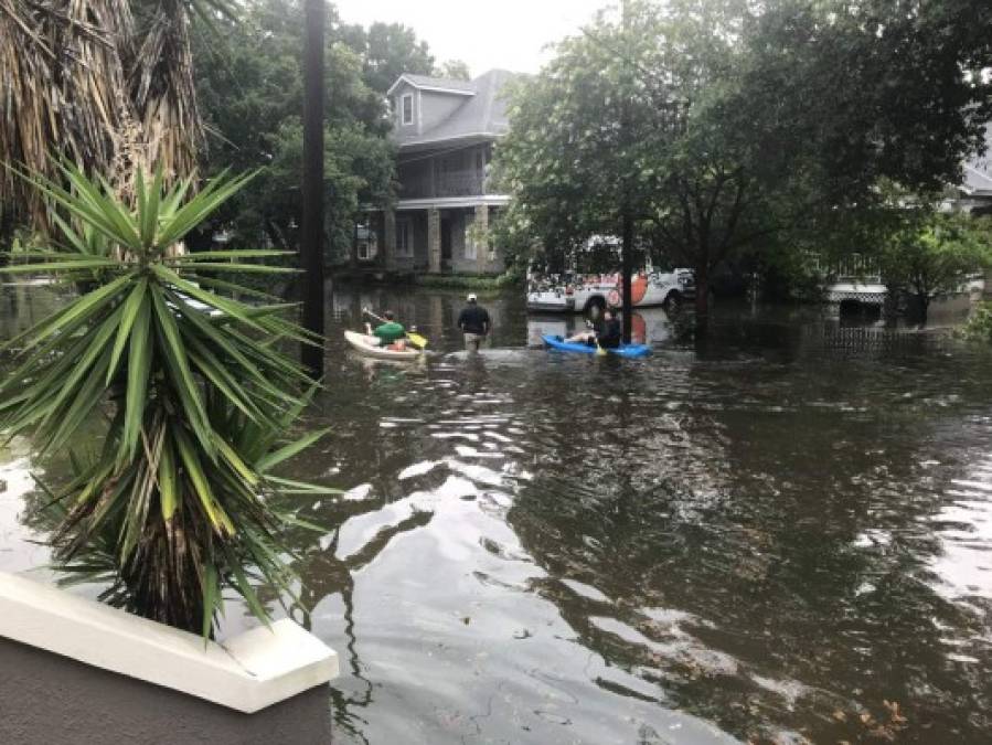 Jefferson Parish, un barrio que es parte de Nueva Orleans, registraba inundaciones de 10 a 15 centímetros de agua y se esperaban de 5 a 7 centímetros más.