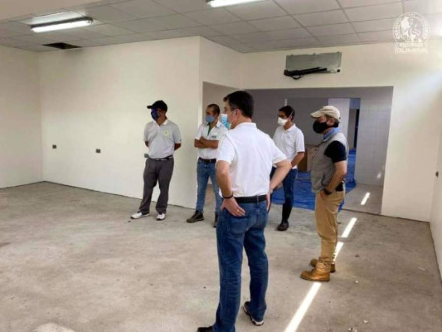 La junta directiva del Olimpia, comandada por su presidente Rafael Villeda, cuando visitó las instalaciones que estaba en plena construcción el año pasado.