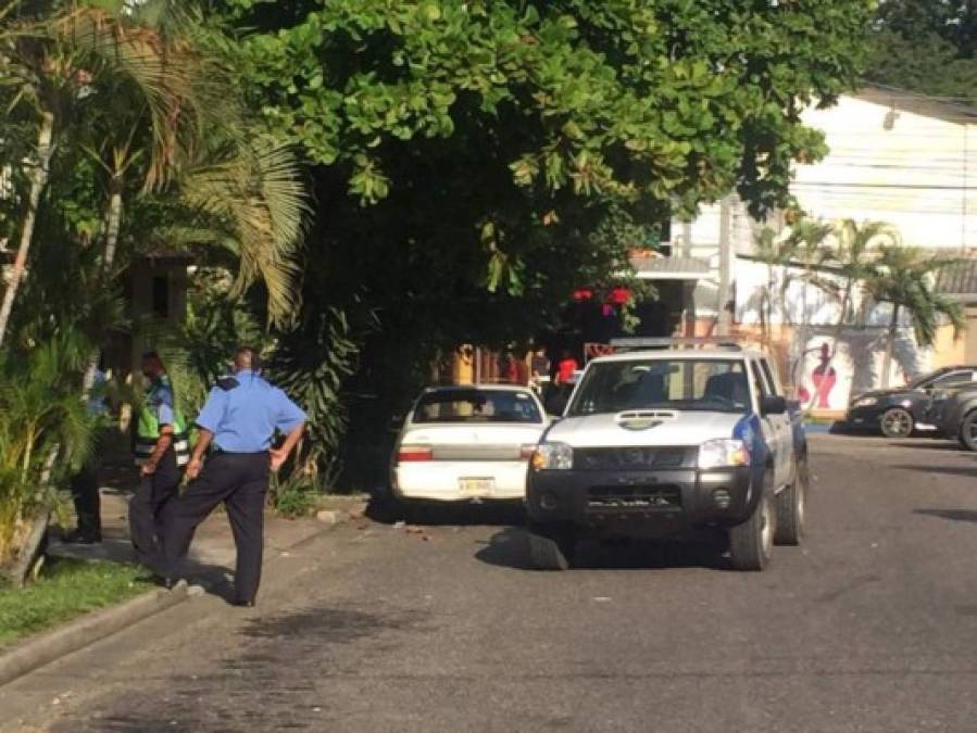 Un taxista fue asesinado a balazos por varios sujetos que lo interceptaron desde una camioneta color gris, marca Ford Escape. El hecho ocurrió este jueves a eso de las 3:40, en el barrio Suyapa, a la altura de la zona viva de San Pedro Sula, en la zona norte de Honduras.