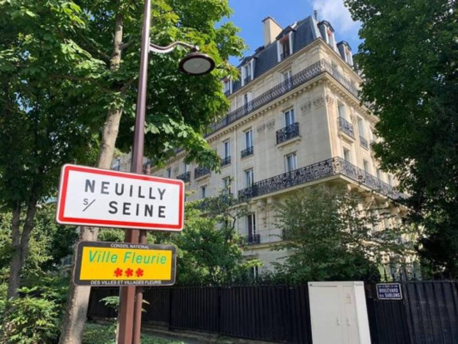 La casa de los Messi está ubicada en el barrio de Neuilly-sur-Seine, situada en el departamento de Altos del Sena, donde residen las familias más adineradas de la capital francesa.