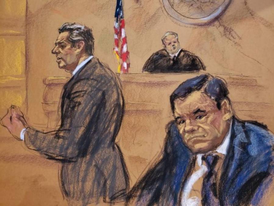 El Chapo, vestido de traje oscuro y corbata, escucha atento a los testigos que la fiscalía ha presentado y a veces toma notas que pasa a uno de sus abogados. Otras veces, fija la mirada en su joven esposa de 29 años, sentada en la sala.