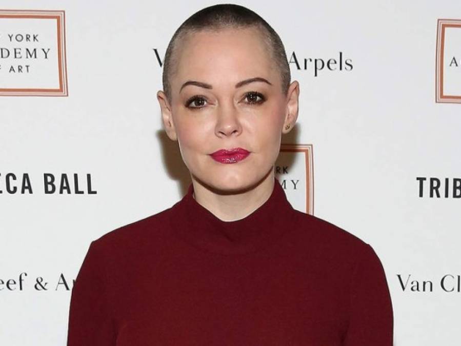 Rose McGowan 'Una de las tres famosas brujas de la serie 'Charmed' declaró en su cuenta de Twitter que había sido atacada sexualmente por un poderoso ejecutivo de Hollywood. <br/><br/>En una serie de tweets, McGowan se unió al hashtag #WhyWomenDontReport (por qué las mujeres no denuncian), refiriéndose al silencio que muchas mujeres guardan después de un ataque sexual, dando fe de su historia, y añadió que una abogada le aconsejó que no intentara una acción legal, argumentando, que como había hecho una escena de sexo en una película, jamás podría ganarle a un ejecutivo en un tribunal. “Es un secreto a voces en Hollywood”, acotó McGowan.<br/>