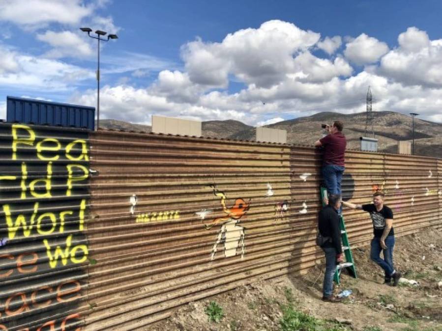 Previo a la visita del magnate, turistas estadounidenses y mexicanos se han asomado a la valla fronteriza para tomar fotos de los gigantescos prototipos para el muro construidos en San Diego.