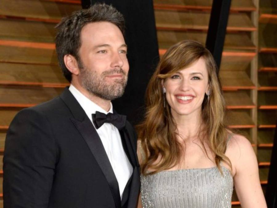 En 2015, fuentes cercanas a la expareja le dijeron al medio Page Six que los problemas de Affleck, como sus infidelidades, adicción al juego y al alcohol, deterioraron su matrimonio con Garner. La separación de los actores se anunció un día después de su décimo aniversario de bodas. Finalizaron su divorcio en 2018, pero se mantienen en buenos términos.