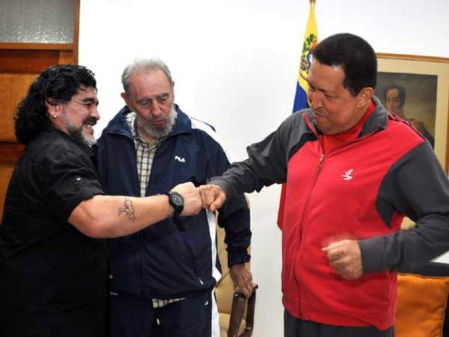 La leyenda del fútbol Diego Armando Maradona nunca ocultó su admiración por el socialismo y los dictadores, confesando en reiteradas ocasiones su amor por el líder cubano Fidel Castro a quien consideraba como su 'segundo padre'.