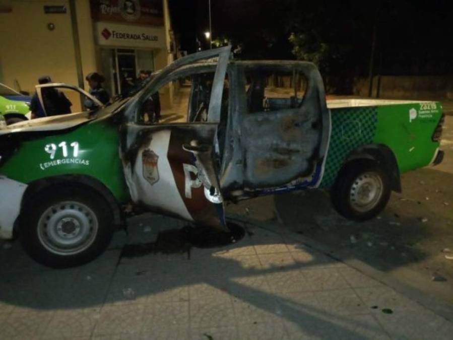 Nueve personas fueron arrestadas por los disturbios y una joven resultó herida frente a la dependencia policial desde donde se efectuaron disparos de balas de goma, según registros de videos tomados por manifestantes y divulgados por redes sociales.