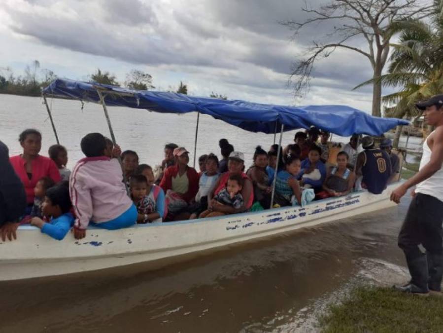 Soldados de la fuerza naval se movilizaron en la comunidad costera de Prinzapolka para urgir a los comunitarios a evacuar la zona.