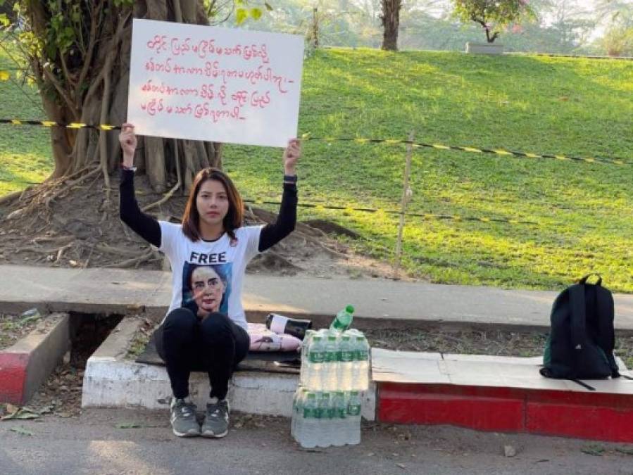 Las fotos de reinas de belleza en trajes de baño fueron reemplazadas día a día por un relato meticuloso de los acontecimientos: manifestaciones masivas contra los militares, huelgas, abusos militares, asesinatos de civiles.