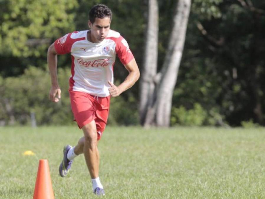 Marcelo Canales jugó poco con el Olimpia en este campeonato después de llegar procedente del Vida. Ahora, el club ceibeño se plantea pedir la cesión del centrocampista.