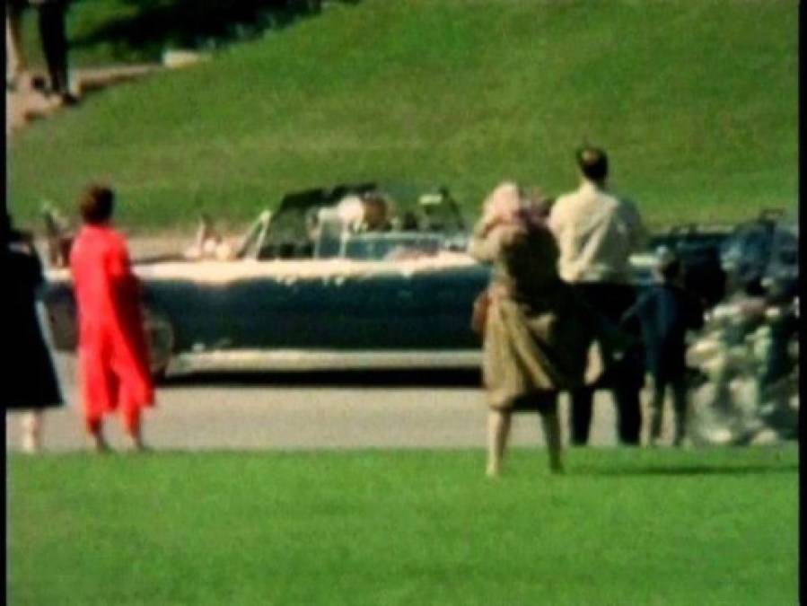 La mujer del abrigo marrón, o Babushka Lady, como la llamó el FBI después, estaba muy cerca del presidente Kennedy cuando fue asesinado en Dallas. De acuerdo a los testigos, esta mujer filmó todo el suceso. Es pensado que tenga una grabación privilegiada que quizás explique algunas preguntas claves sobre qué ocurrió realmente allí. Sin embargo, nadie ha podido encontrarla, ni siquiera el FBI.