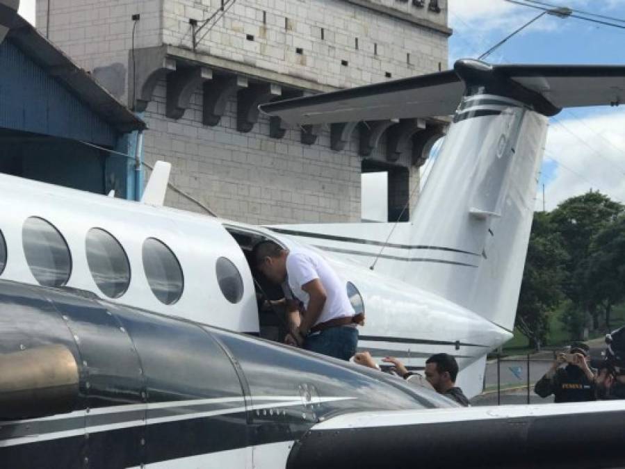 Momento en el que Díaz subía al avión rumbo a EEUU. El hondureño lució en todo momento un aspecto tranquilo.