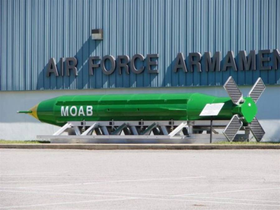 Bomba de munición masiva MOAB. Pesa más de 10 toneladas y contiene explosivos H-6. Por su gran tamaño solo puede ser lanzada desde la parte trasera de un avión, utiliza un sistema GPS para guiarse ya que su radio de rafaga cubre 120 metros a la redonda. <br/>