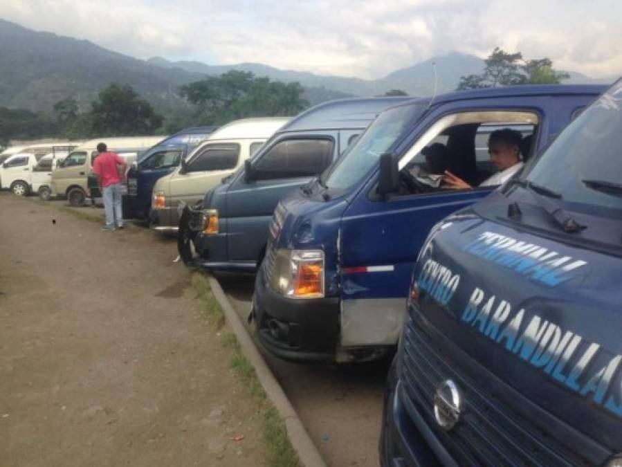 Los motoristas y ayudantes de rapiditos paralizaron este martes sus labores después de que esta mañana fuera asesinado uno de sus compañeros en San Pedro Sula, zona norte de Honduras. El conductor de una unidad de transporte público, Ricardo Rafael Rápalo, 35 años, fue asesinado en la mañana de este martes cuando se disponía a entregar la unidad a otro conductor. Los obreros del transporte exigen mayor seguridad e investigación para que este crimen no quede impune.