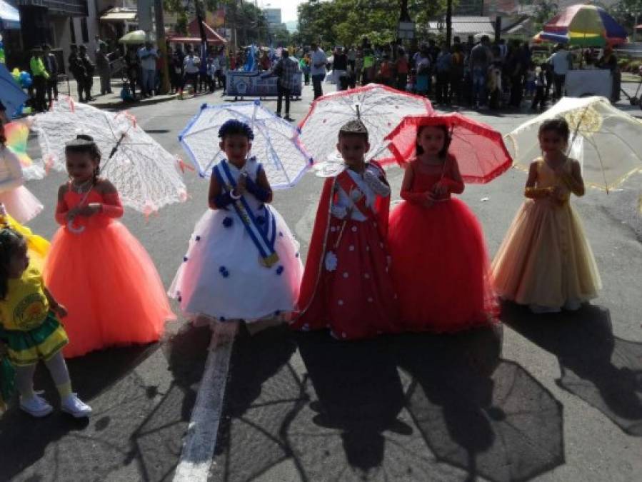 Hoy desfilaron los pequeños de prebásica, robándose el corazón de propios y extraños.