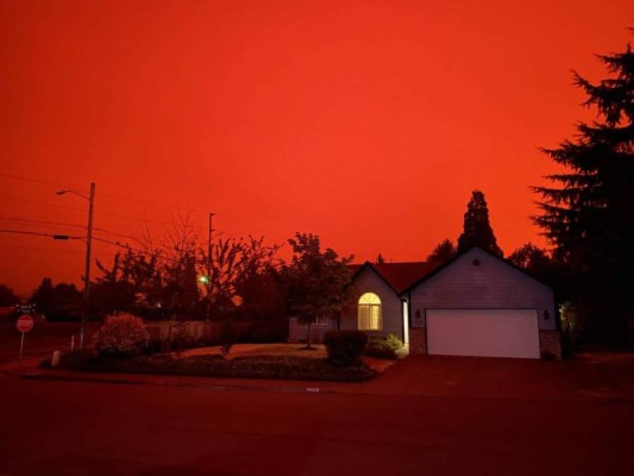 La nube de humo provocada por los devastadores incendios forestales que arrasan desde el fin de semana grandes partes de California y Oregon ha teñido de 'rojo sangre' el cielo, causando alarma entre los residentes de esos estados.