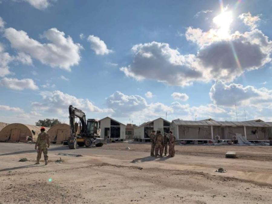 Hacia las 04H00 de la mañana, los militares salieron de los bunkers para descubrir la base con múltiples incendios y más de diez lugares con impactos.<br/><br/>Pero, por milagro, ningún soldado murió. Sólo dos que estaban de guardia en torres de avistamiento, cayeron al suelo, pero sólo tienen conmociones. 'Que hayan sobrevivido es un milagro divino', dice el militar.