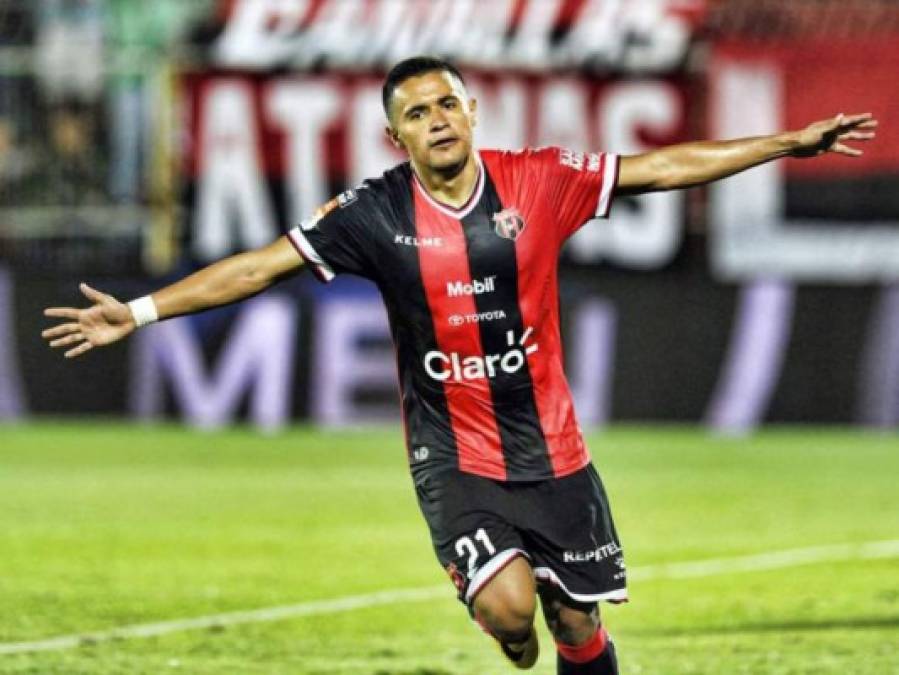 Roger Rojas: Goleador en el Alajuelense de Costa Rica. Merece una oportunidad en la Selección y su buen momento que ha pasa lo hace volver a ponerse la elástica.