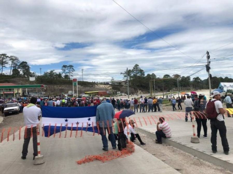 Maestro en La Ceiba bloquearon varias de las carreteras de la zona.