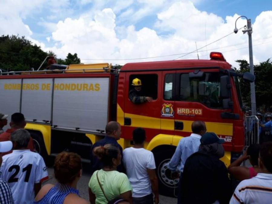 El Cuerpo de Bomberos de Honduras llegó hace unos instantes para verificar la situación. <br/>