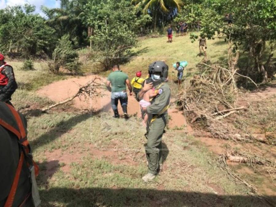 Niños, jóvenes y adultos fueron rescatados tras varios días de esperar ayuda.