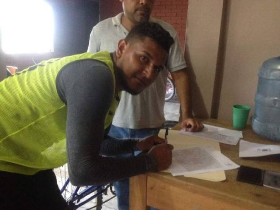 El futbolista Alex Meraz seguirá en el Tela FC de la Segunda División tras renovar su contrato.