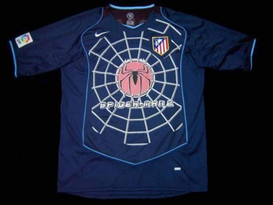 Camiseta del Atlético de Madrid. En 2004, el equipo español tomó una decisión que no le gustó -ni un poco- a los aficionados Colchoneros. El club firmó un contrato para llevar en el pecho una telaraña para promocionar la famosa película 'Spiderman 2'.