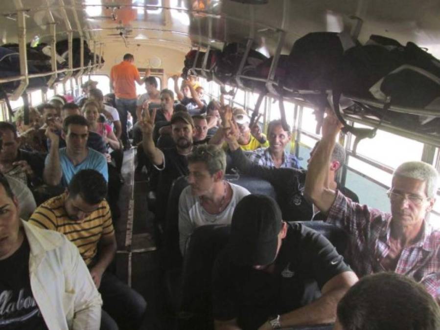 Dos ciudadanos de Pakistán y dos cubanos fueron retenidos este martes en el sector de Rincones de Choluteca, en la zona sur de Honduras. José Coello, vocero de Fuerza de Seguridad Interinstitucional Nacional (Fusina), informó que los extranjeros serán remitidos a las oficinas de Migración ya que viajaban de forma ilegal por el territorio hondureño.