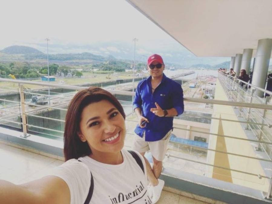 Milagro y su novio aprovecharon su breve escala en Panamá para conocer en famoso Canal panameño.