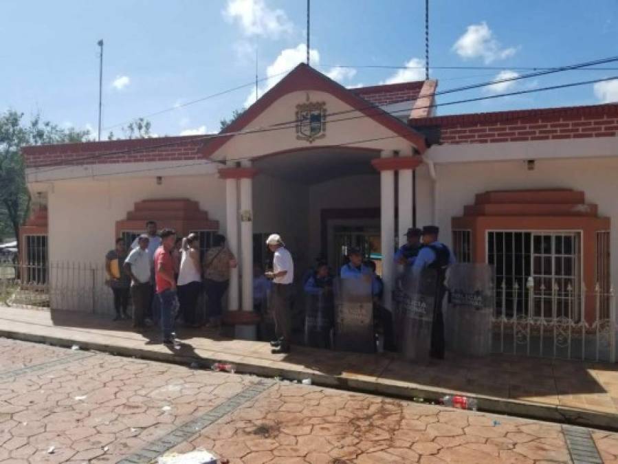 La Policía Nacional de Honduras y la Dirección Policial de Investigaciones (DPI) llegaron al lugar y están investigando el hecho.<br/>