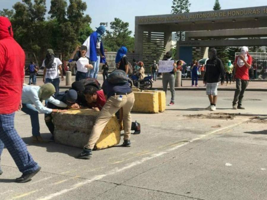 Frente a la Unah en Tegucigalpa hubo protesta.