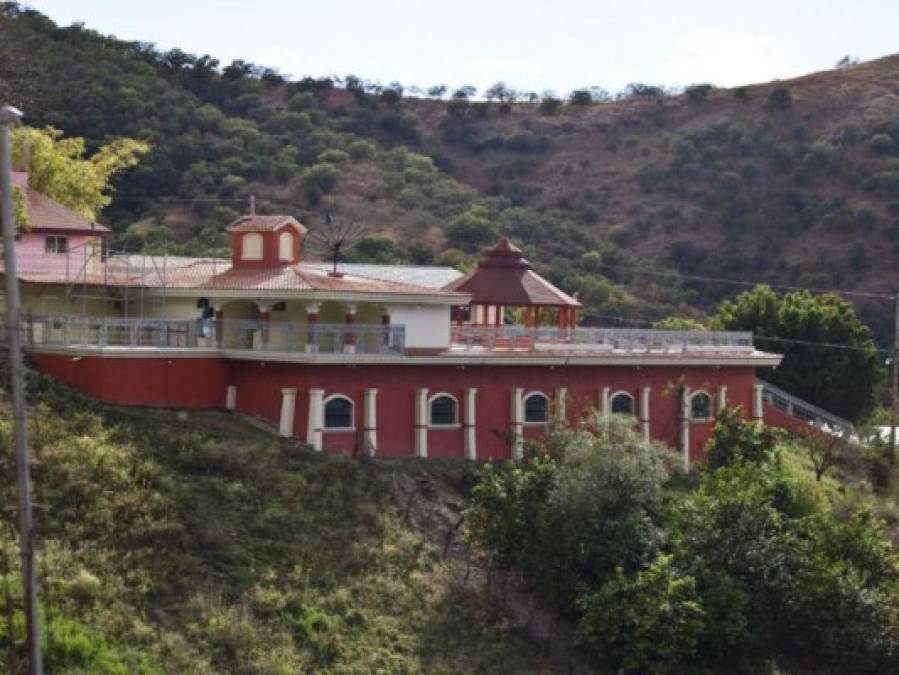El Chapo también mandó a construir un gigantesco rancho para su madre, en su natal Badiraguato.