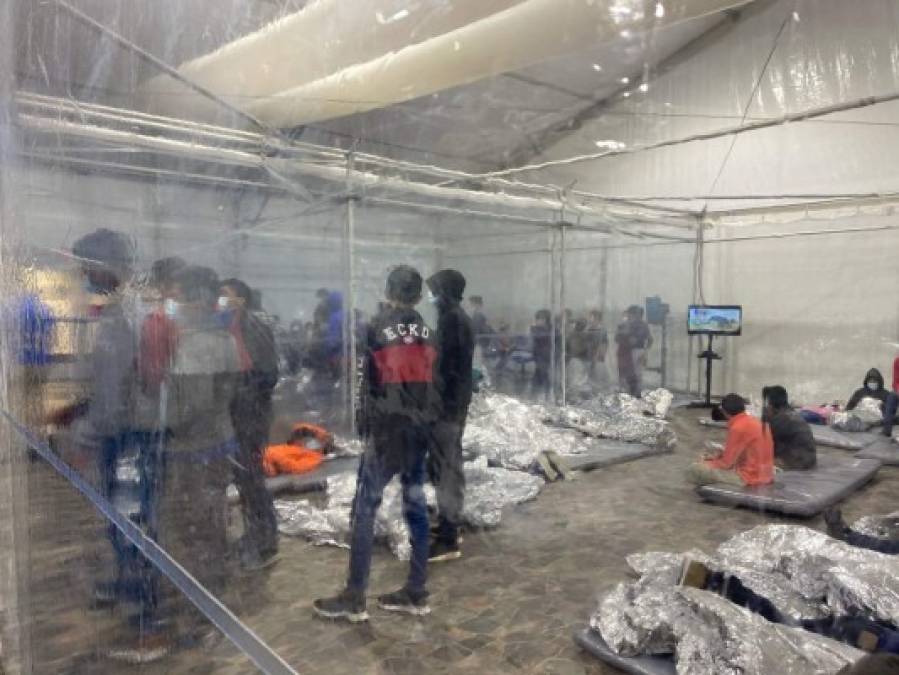 Las fotos fueron reveladas por el congresista de Texas, Henry Cuellar, quien quería dejar en evidencia las 'terribles condiciones' en las que permanecen detenidos cientos de inmigrantes en un centro administrado por la Patrulla Fronteriza de EEUU.
