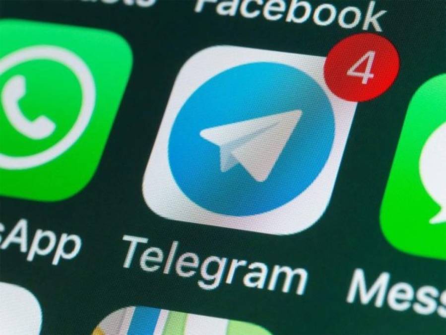 3. Telegram: sin duda alguna es la aplicación que más se está beneficiando con la huida de los usuarios de WhatsApp. Telegram es una alternativa similar a WhatsApp, ya que emplea la doble palomita para notificar que el destinatario recibió el mensaje.<br/><br/>La aplicación ofrece un cifrado de extremo a extremo para llamadas de voz predeterminado, con lo cual nadie podrá escuchar tus llamadas. Sin embargo, el cifrado para los mensajes de texto tiene que activarse manualmente para evitar que se guarden registros.