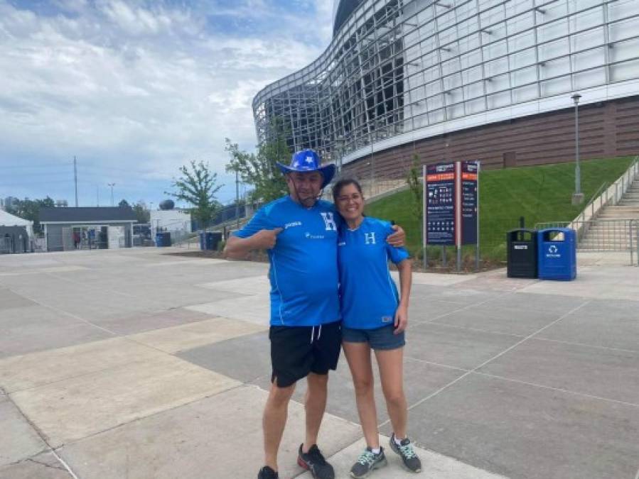 Procedente de Miami, los hondureños Jorge y Claudia también se hicieron presente para apoyar a la selección de Honduras.