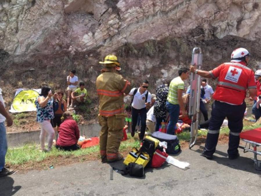 El personal del Cuerpo de Bomberos y Cruz Roja se hizo presente al lugar para brindar los primeros auxilios.