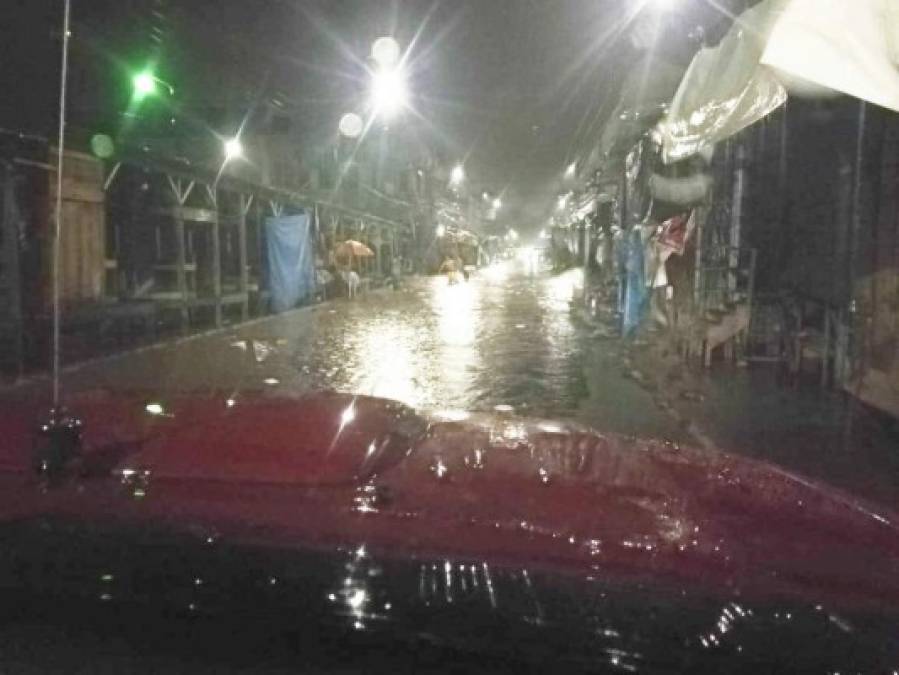 Un recorrido por las calles muestra la gran acumulación de agua como producto de las lluvias.