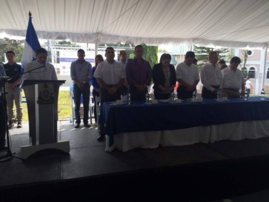 El presidente Hernández, el alcalde Calidonio y empresarios en los actos de inauguración.