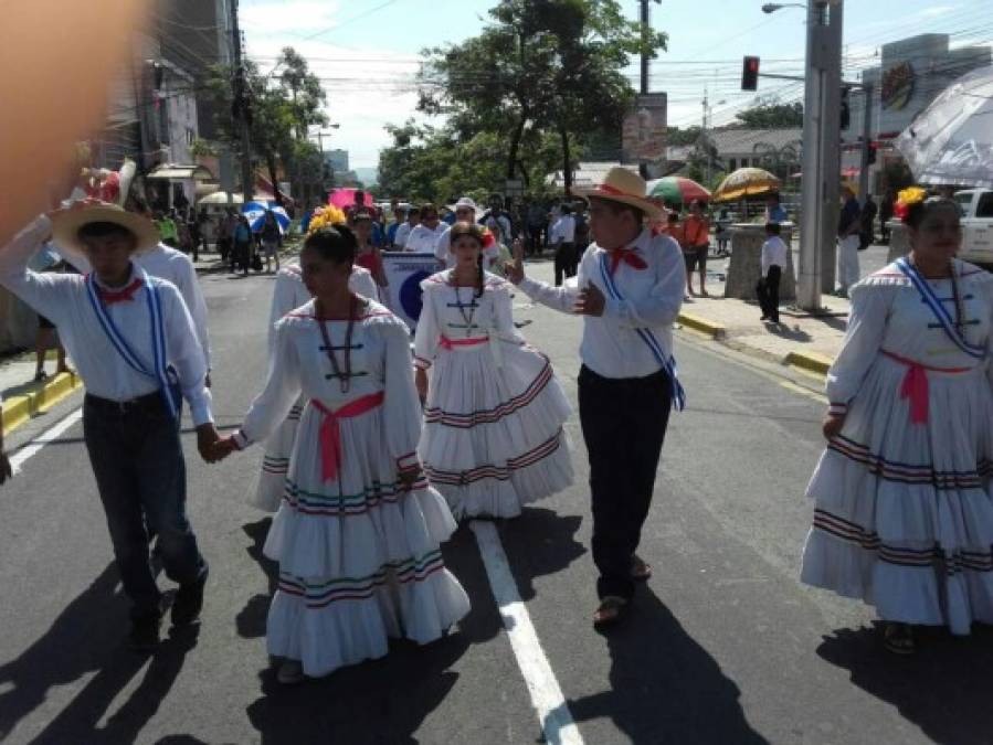 En municipios como Choloma, San Pedro Sula, La Ceiba y El Progreso, entre otros, las instituciones educativas realizan desfiles en honor a Honduras y lucen sus mejores galas para rendir tributo a su Independencia.<br/>