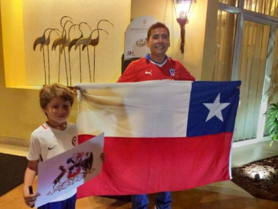 En el lugar donde se hospedarán se encontraban algunos aficionados chilenos quienes expresaron su alegría de ver en persona a sus representantes futbolísticos.