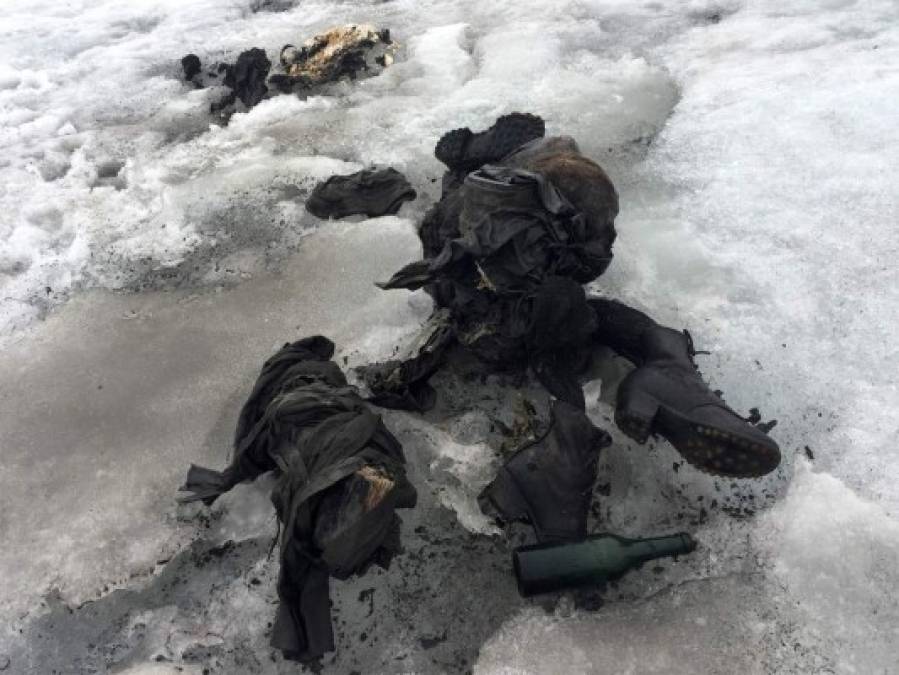 Una pareja que desapareció hace 75 años en el macizo de Les Diablerets, en el sur de Suiza, fue encontrada momificada en la nieve de un glaciar, a 2.615 m de altitud. Los cuerpos, perfectamente conservados, yacían el uno cerca del otro, con mochilas, una botella, un libro y un reloj a su lado, informó el director de la estación de esquí Glacier 3000, Bernard Tschannen.