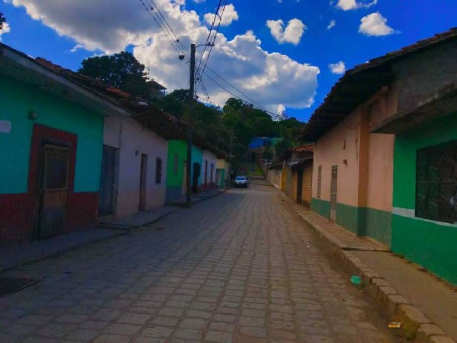 El municipio de Cantarranas se encuentra a 45 minutos de la capital hondureña, Tegucigalpa, tomando la carretera que dirige al Distrito turístico Valles y Montañas.<br/>