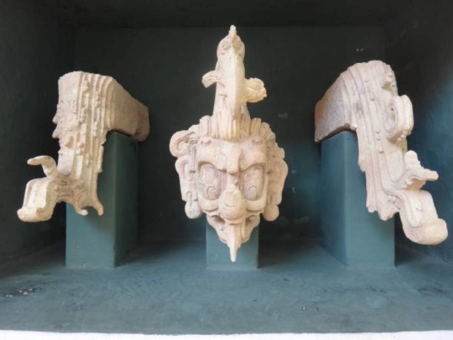 Pájaro acuático y volutas, Museo de las Esculturas, Copán.