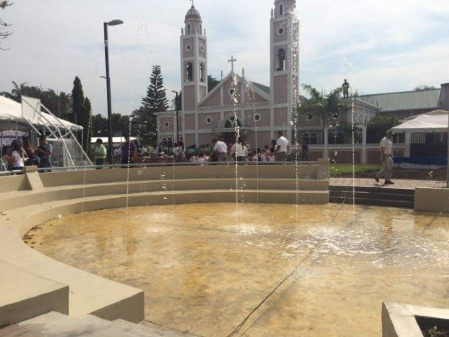 Una área denominada para pies descalzos con varias fuentes de agua.