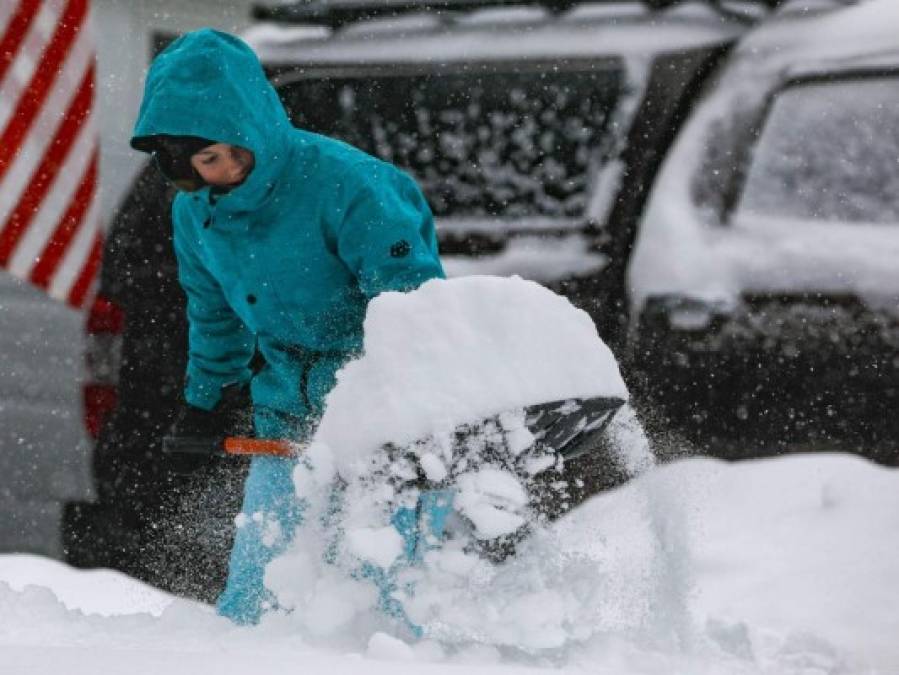 La fuerte tormenta, que permanecerá sobre la región durante los próximos días, amenaza con truncar la fiesta para miles de personas.