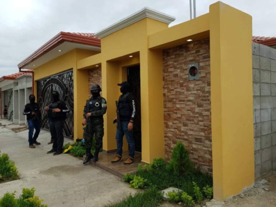 En total fueron decomisados tres vehículos en la residencial Costa Verde Villa 2 de San Pedro Sula.