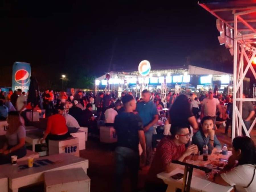 Dentro de la Plaza Juniana también se cuenta con seguridad para que los sampedranos disfruten con tranquilidad.