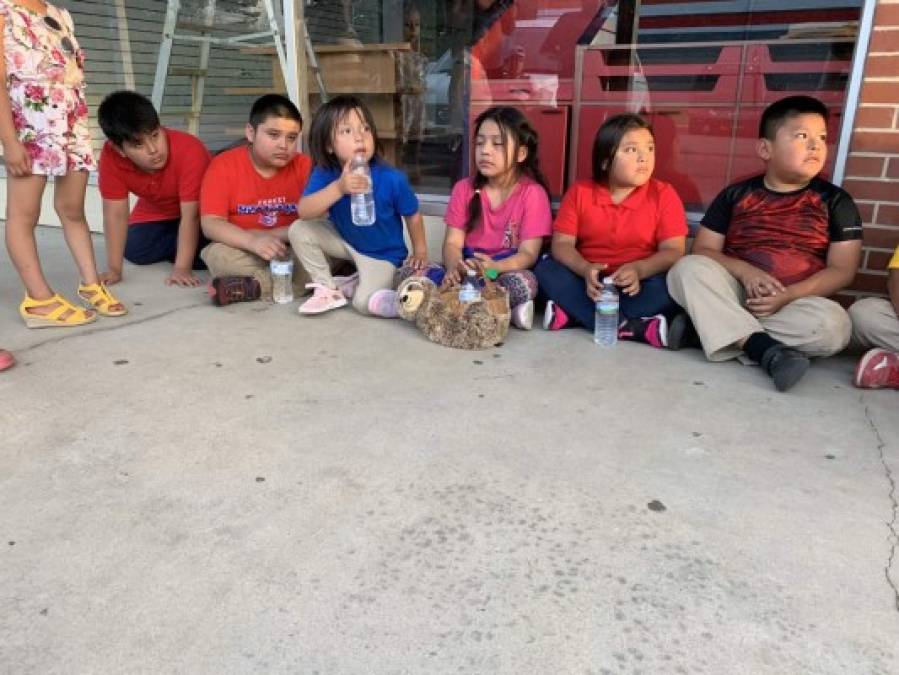 Varios niños esperaban en las afueras de las plantas de procesamiento de alimentos y fueron testigos del arresto de sus padres.