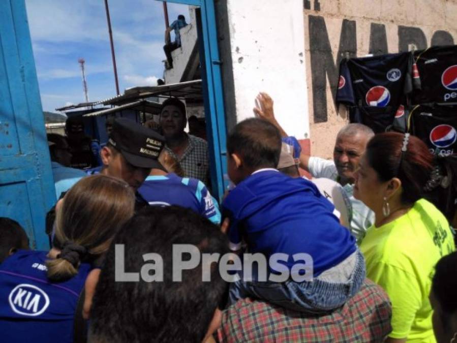 En gran cantidad llegaron los aficionados para observar el partido entre Real de Minas y Motagua.