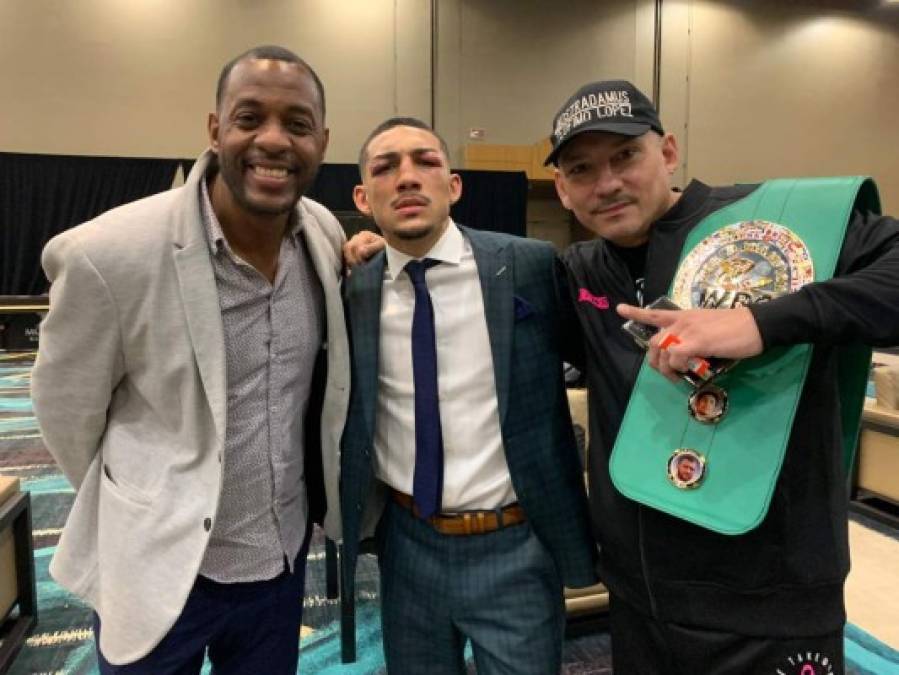 Eduardo Solano, enviado especial de Diario La Prensa a Las Vegas, posando con el campeón mundial Teófimo López y su padre.