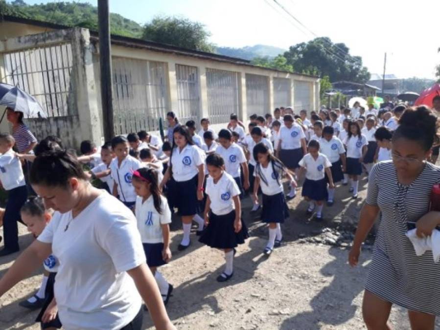 Alumnos de la Escuela Prudencio Tinoco del sector de Cofradía, Cortés.